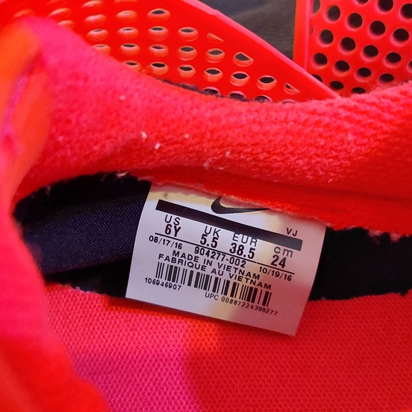Nike sneakers size 6Y - Picture 4 of 6